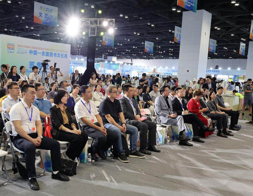 F:/2024年9月后的推文/2024-11-17资讯  云间烟火•舌尖印记——《白云生处有人家》《河内人旧时饮食杂记》新书发布会在南宁顺利举行/推文配图/发布会现场1.JPG发布会现场1