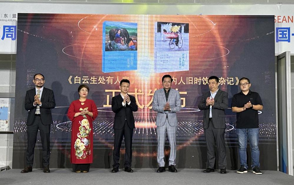 F:/2024年9月后的推文/2024-11-17资讯  云间烟火•舌尖印记——《白云生处有人家》《河内人旧时饮食杂记》新书发布会在南宁顺利举行/推文配图/嘉宾共同见证新书发布.jpg嘉宾共同见证新书发布