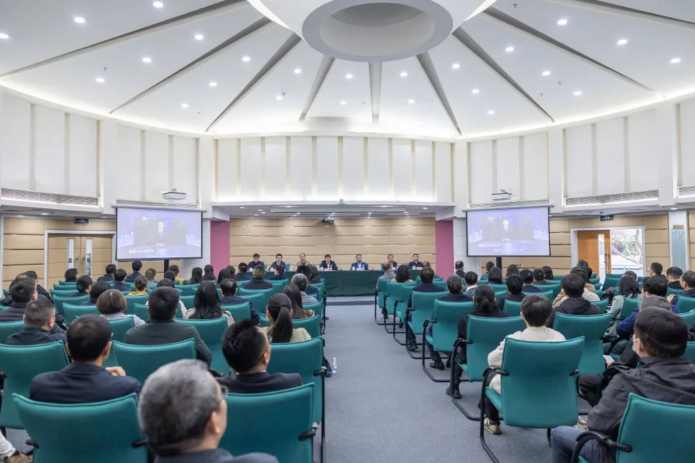 全体成员观看2024中国—东盟图书文化周短视频